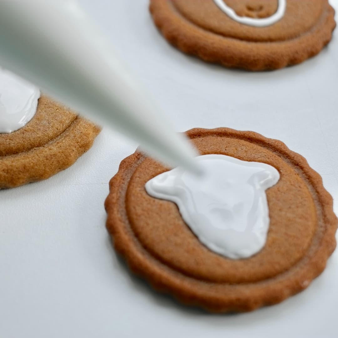 Flood in the face shape on the gingerbread cookie, take your time