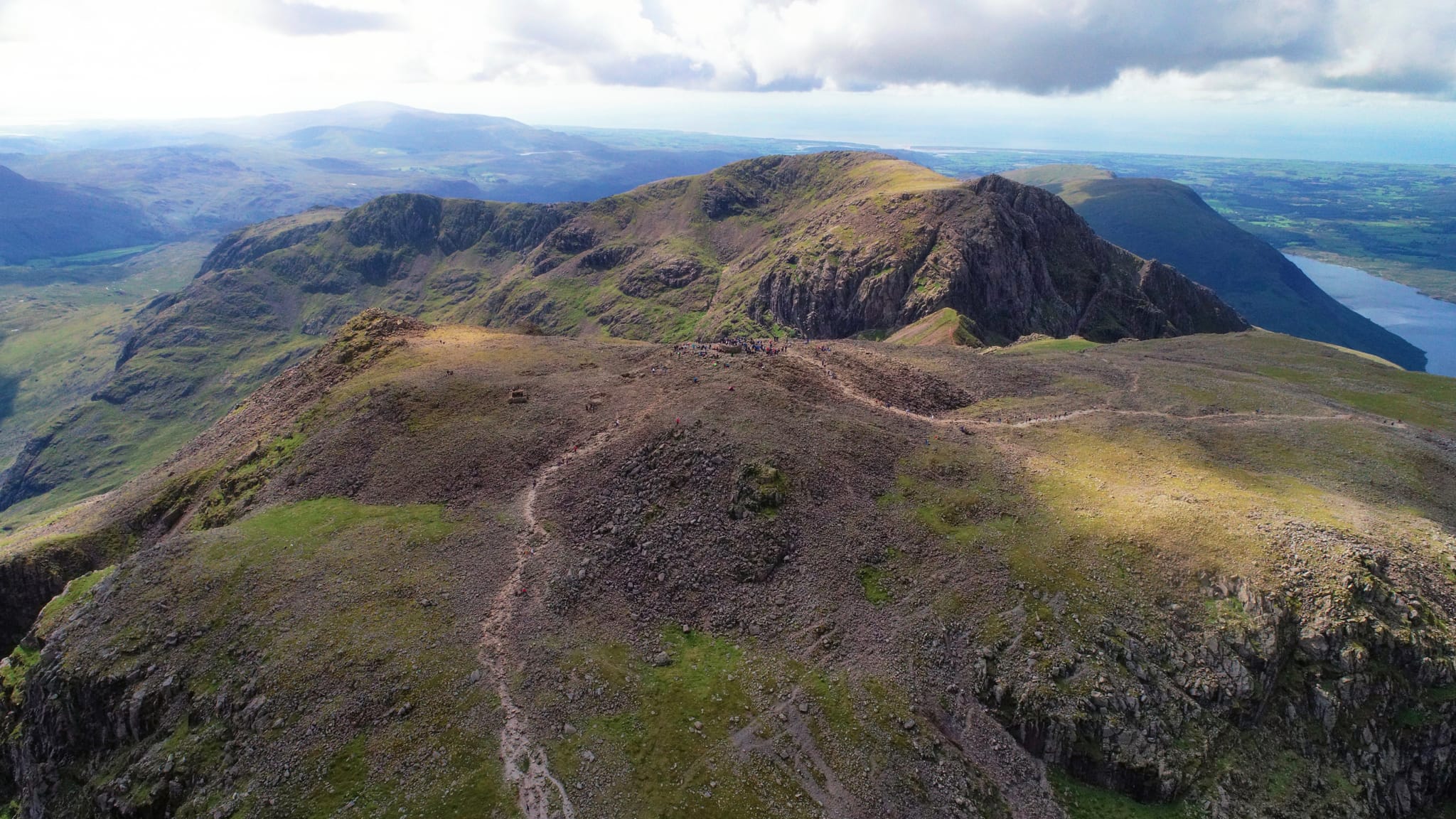 An expansive view of the Scafell Pike summit and beyond. Photo by Mocsar Balazs, licensed CC-by-SA-4.0