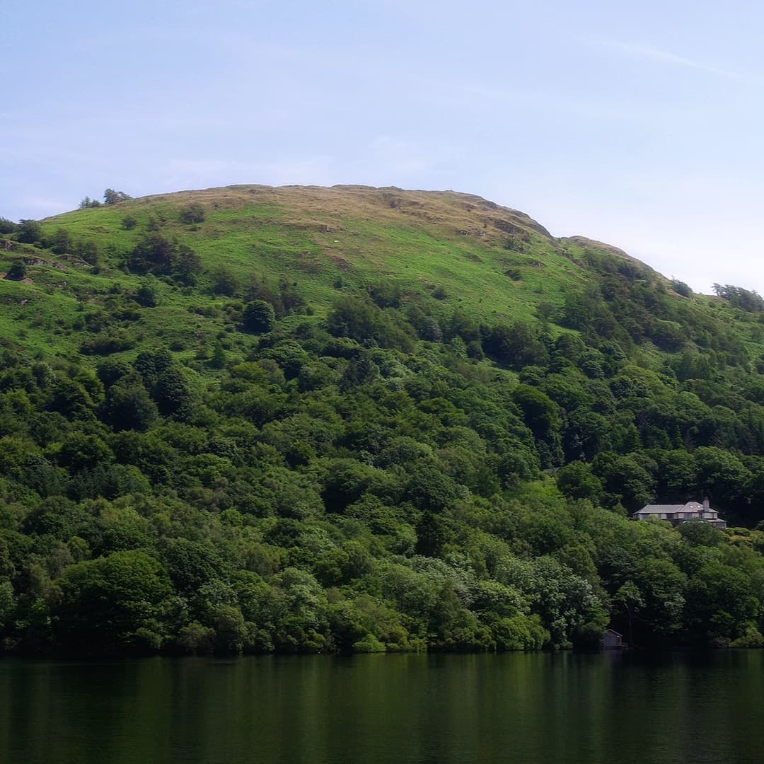 Gummer's How, seen from Lake Windermere. Photo by mattbuck, licensed CC-by-SA-3.0