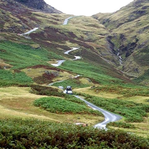 Rob Farrow / Hardknott Pass from Hardknott Castle (Roman Fort) / CC BY-SA 2.0